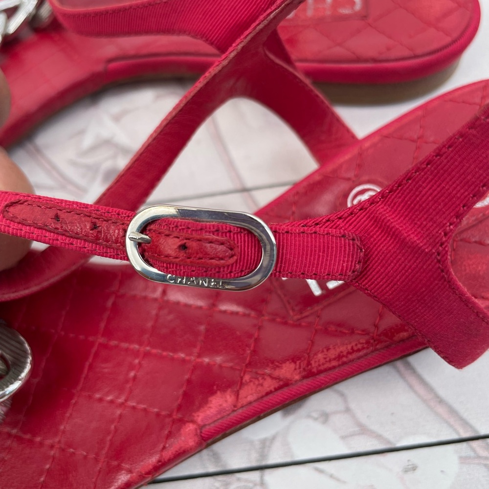 CHANEL Red Quilted Leather Chain Thong Sandals - Picture 4 of 9